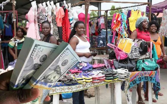 Nota de 100 dólares cai para 47.000 kwanzas no mercado informal de Luanda
