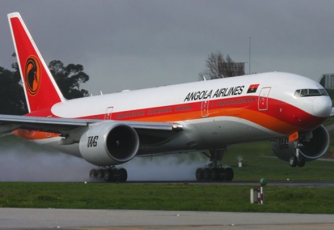 Boeing 777 da TAAG reparado em Lisboa