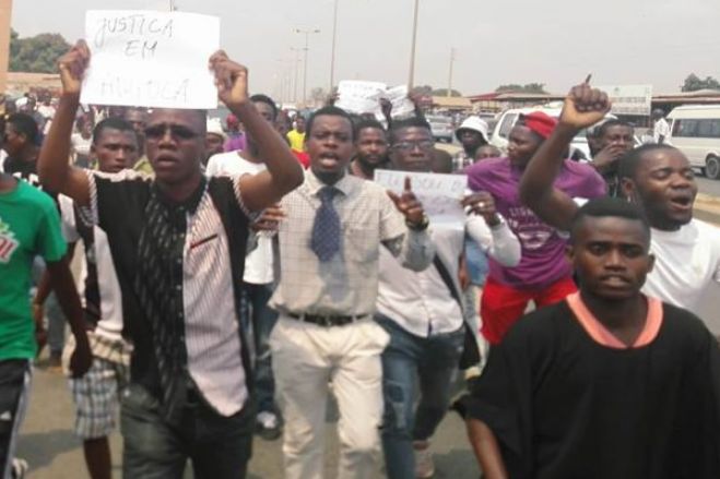 Dezenas de angolanos marcharam contra a banalização da criminalidade no país