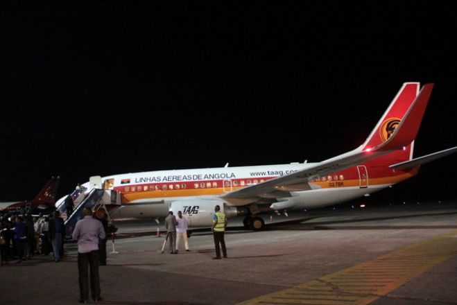 Boeing 737 - 700 da TAAG aterra de emergência em Luanda após avaria