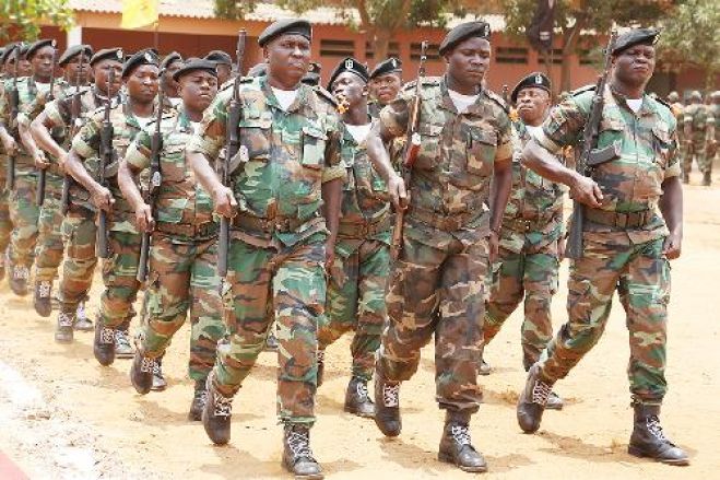 Governo angolano prevê cortar para metade despesas com a Defesa até 2022