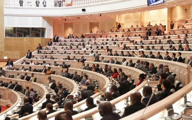 Parlamento angolano vai de férias sem aprovar legislação eleitoral