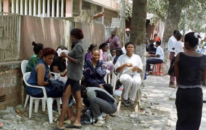 Nota de cem dólares no mercado informal de Luanda segue nos 43.000 kwanzas