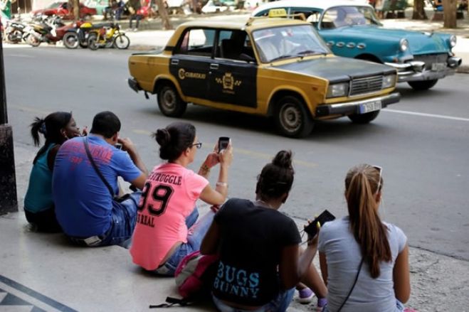 Cuba vai disponibilizar acesso total à Internet aos seus cidadãos nos telemóveis
