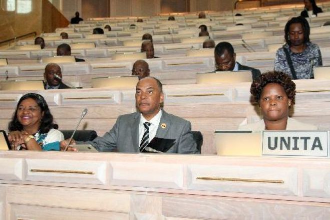 Oposição testa parlamento angolano com pedido de inquérito ao fundo soberano