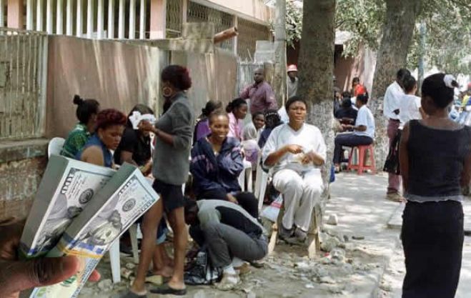 Preço de divisas nas ruas de Luanda sobe mas não acompanha desvalorização do kwanza