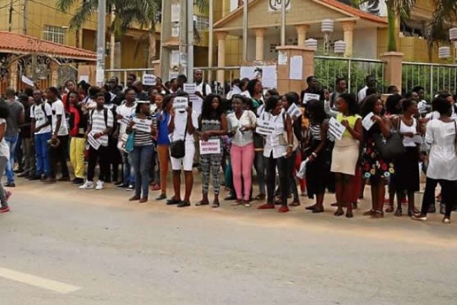 Estudantes protestam em Luanda por inundação à porta de instituto público
