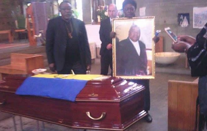 Funeral de Nzita Tiago em Paris, mas trasladação para Cabinda só com a independência