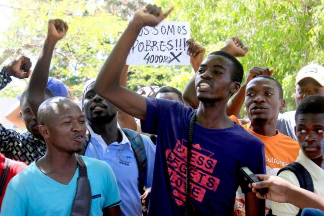 Polícia impede manifestação de estudantes que entregam memorando ao Ministério das Finanças