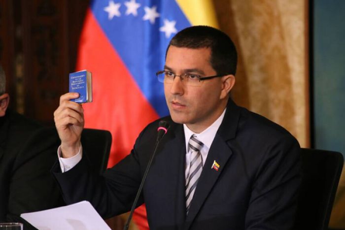 Chefe da diplomacia venezuelana vai a Luanda para reforçar cooperação