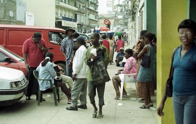 Preço para comprar divisas nas ruas de Luanda estabiliza e permite convergir com o câmbio oficial