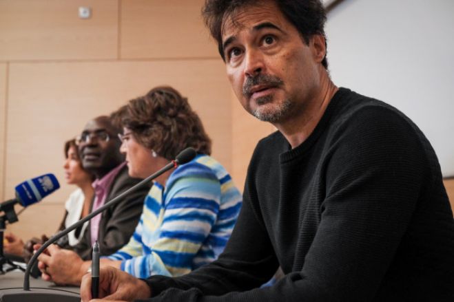 O escritor angolano José Eduardo Agualusa debateu em Lisboa, com Ana Gomes e Rafael Marques, a situação do país