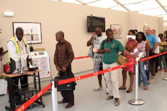 Portugueses de novo impedidos de entrar em Angola devido a vistos alegadamente falsos