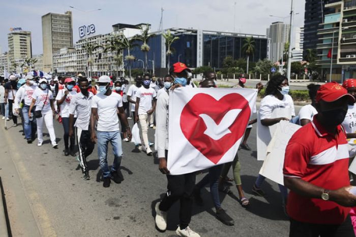 Fiéis da IURD Angola pedem abertura das igrejas e contestam reforma