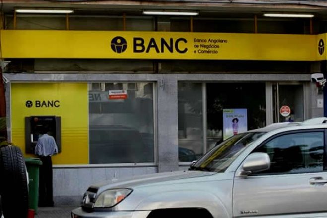 Funcionários do extinto banco angolano BANC queixam-se de "intimidação" para entregar as viaturas