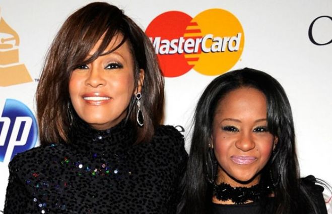 Bobbi Kristina, filha de Whitney Houston tem melhora de quadro clínico: &#039;Abre os olhos&#039;, afirma tia
