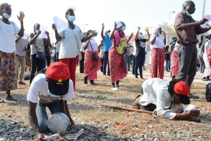 Fiéis da IURD em Angola &quot;choram&quot; pela abertura dos templos encerrados há dois anos