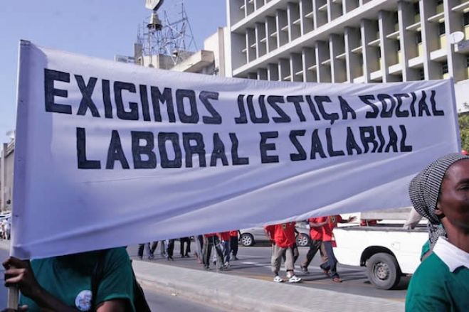 Protestos de trabalhadores sem salários há cinco anos é sinal de democratização - Ministro
