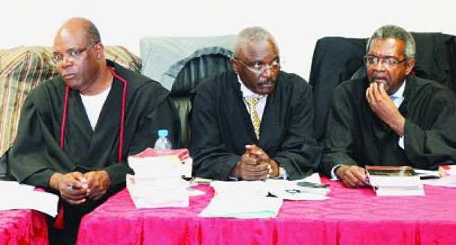 Defesa dos ativistas angolanos diz que juízes &quot;puniram a coragem dos rapazes&quot;