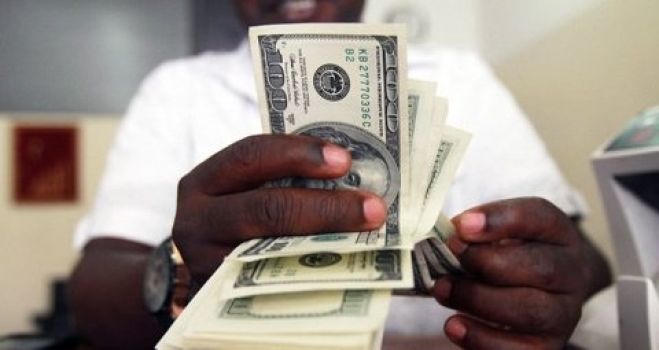 Nas ruas de Luanda, nunca se pagou tanto por um dólar