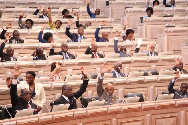 Deputados autorizam actualização dos salários da Função Pública