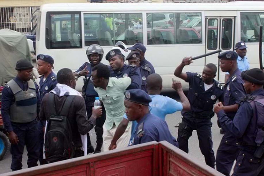 Polícia angolana afirma que recurso à força resulta de excessos dos manifestantes