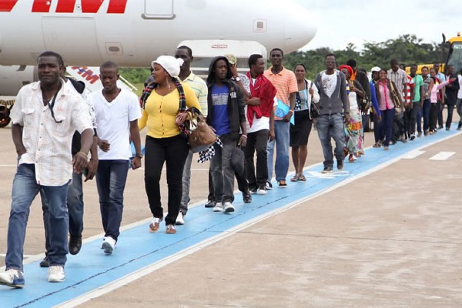 Governo britânico defende perante Tribunal Supremo envio de migrantes para Ruanda