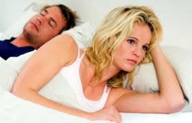 Parceiros que dormem juntinhos com contato corporal são mais felizes, segundo pesquisa