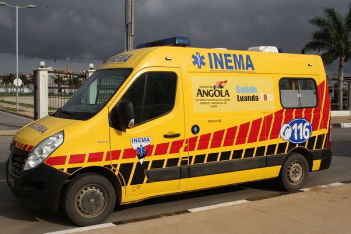 Governador de Luanda constata o abandono de 30 ambulâncias do INEMA em Viana