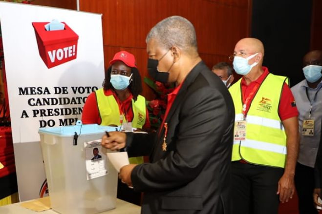 João Lourenço reeleito presidente do MPLA com 98,04% dos votos a favor