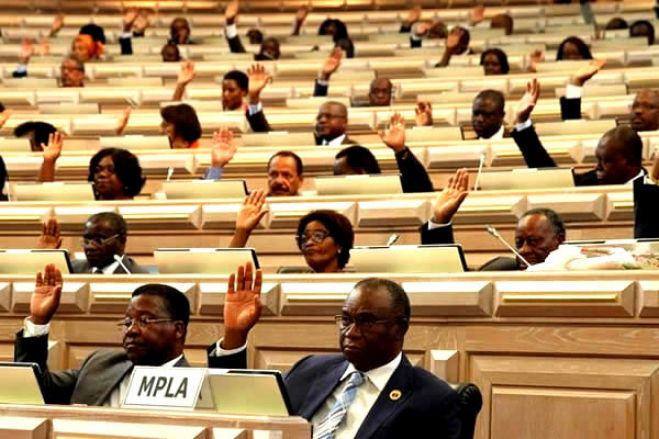 MPLA aprova lei das sondagens e inquéritos de opinião com votos contra da oposição