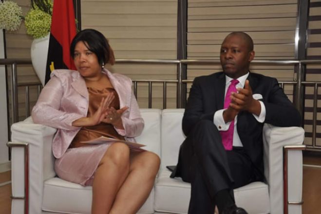 Celeste de Brito( esquerda), o Fundo Tailandês e Norberto Garcia dirigente do MPLA.