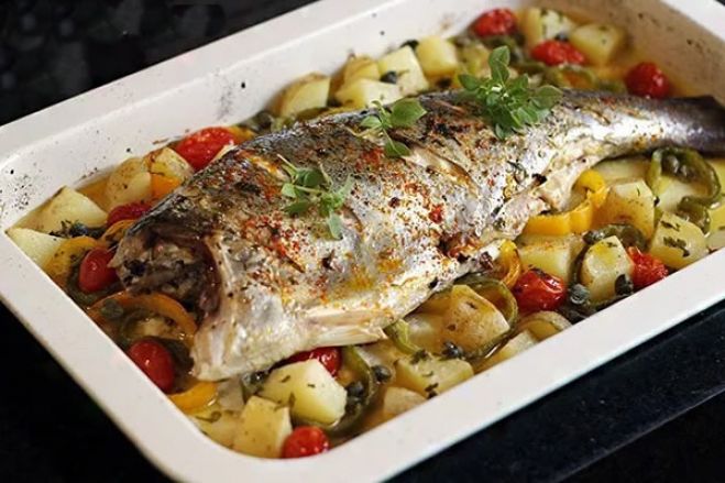 Receita de Corvina ao forno com batata e tomate