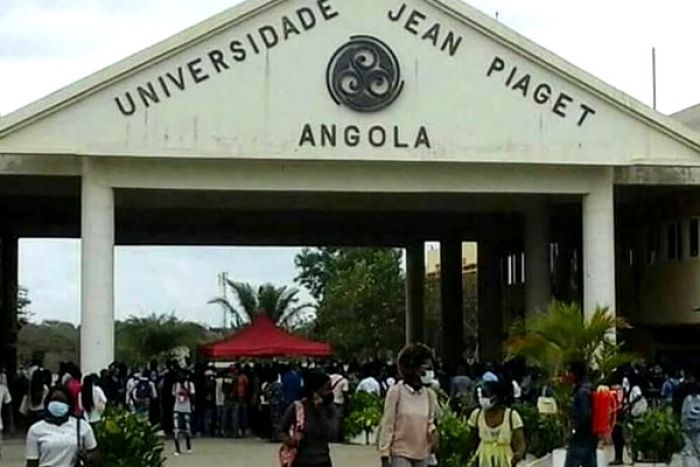 Greve no Piaget: Primeiro dia de aulas marcado com ausência de docentes por falta de salários