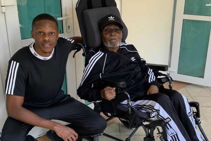 Temores sobre a saúde de Mugabe: Ex-ditador do Zimbábue parece frágil em fotos divulgadas pelo filho