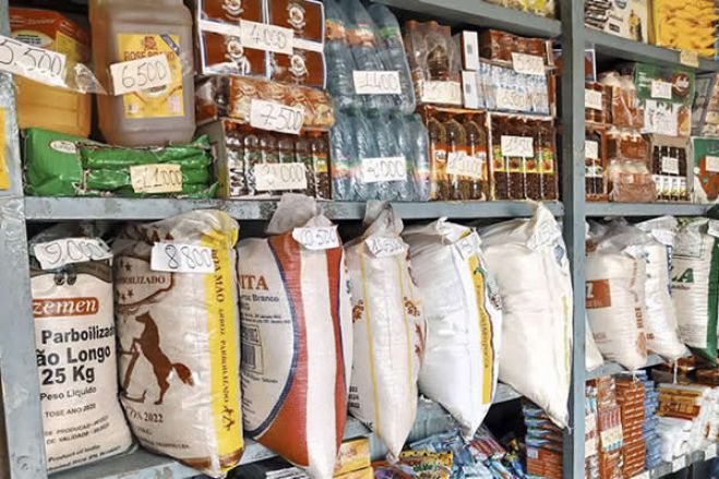 Analistas angolanos alertam que luta política para baixar alimentos está condenada ao fracasso