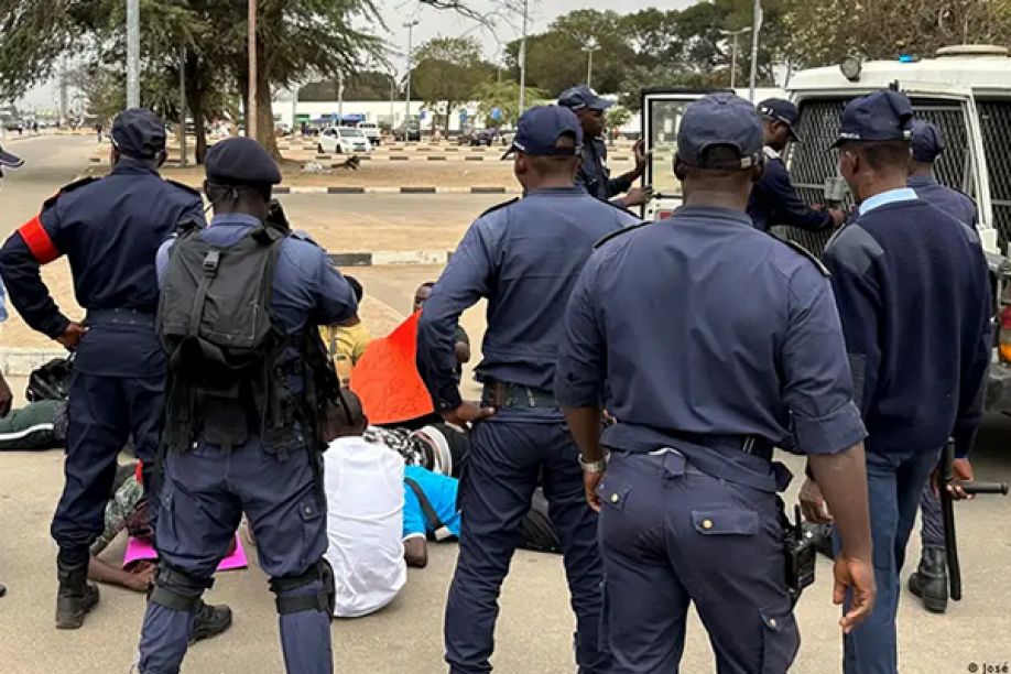 Polícia angolana prende ativistas e trava protesto de mototaxistas