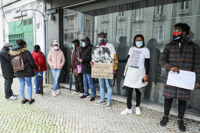 Doentes angolanos em Portugal contra regresso que dizem ser &quot;uma sentença de morte&quot;