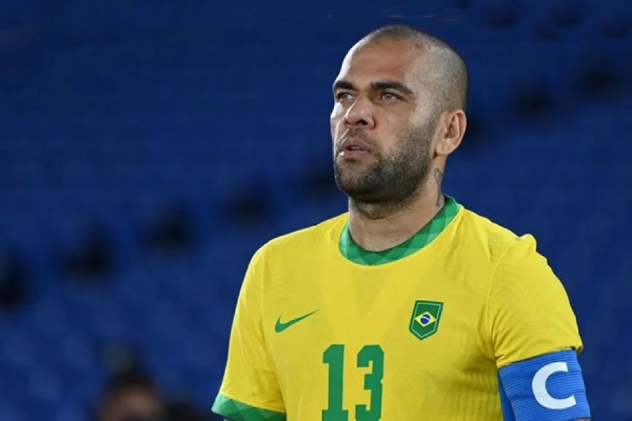 Futebolista Dani Alves fica em prisão preventiva após alegada agressão