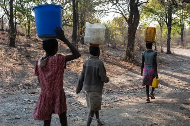 Angolanos madrugam em busca de água na zona fronteiriça com a Namíbia