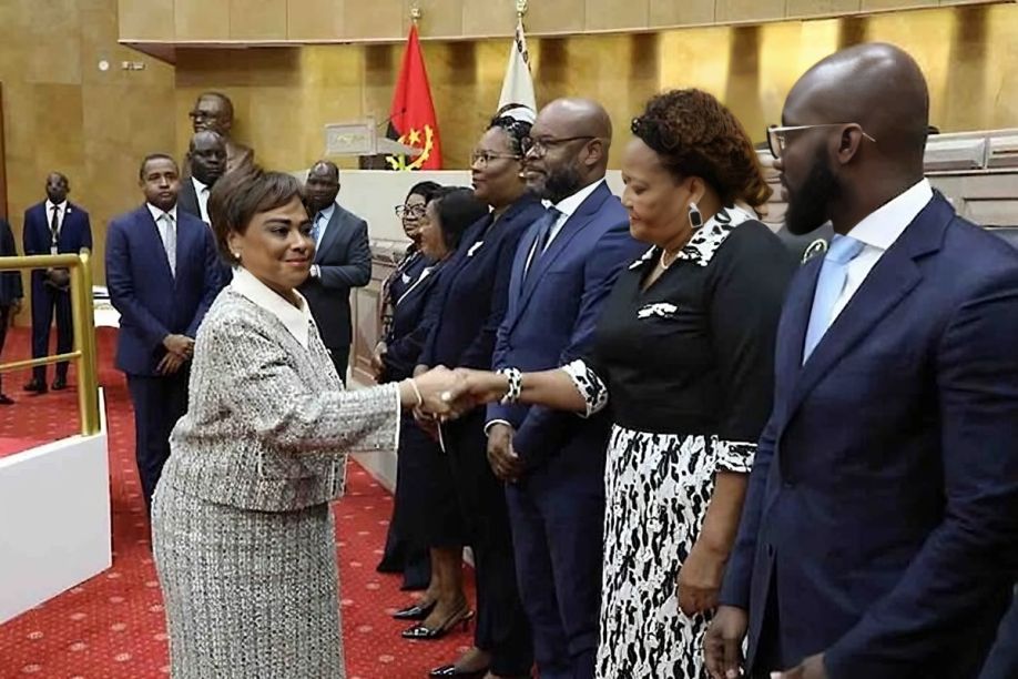 Onze membros da CNE tomam posse no parlamento