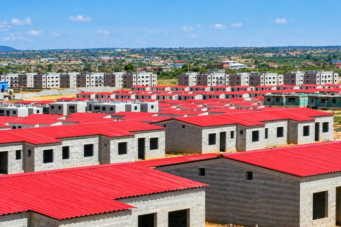 João Lourenço autoriza concurso de 4,8 mil milhões de kwanzas para 100 casas no Bengo