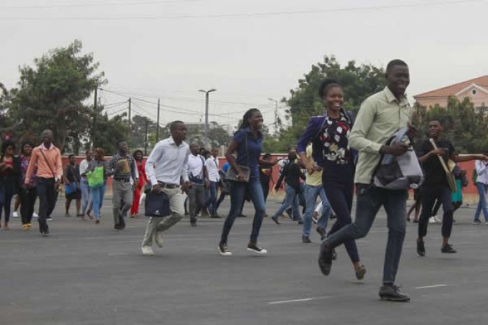 Feira do emprego de Luanda transformada em palco de desmaios, gritos e lamentos
