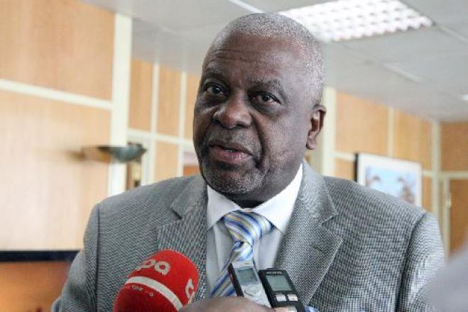 UNITA prefere &quot;ver para crer&quot; saída de José Eduardo dos Santos