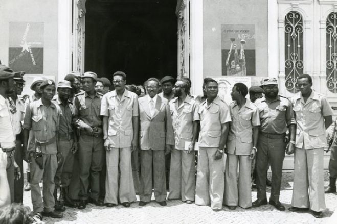 MPLA chegou ao Alvor em 1975 "dividido em três fações" - Costa Silva