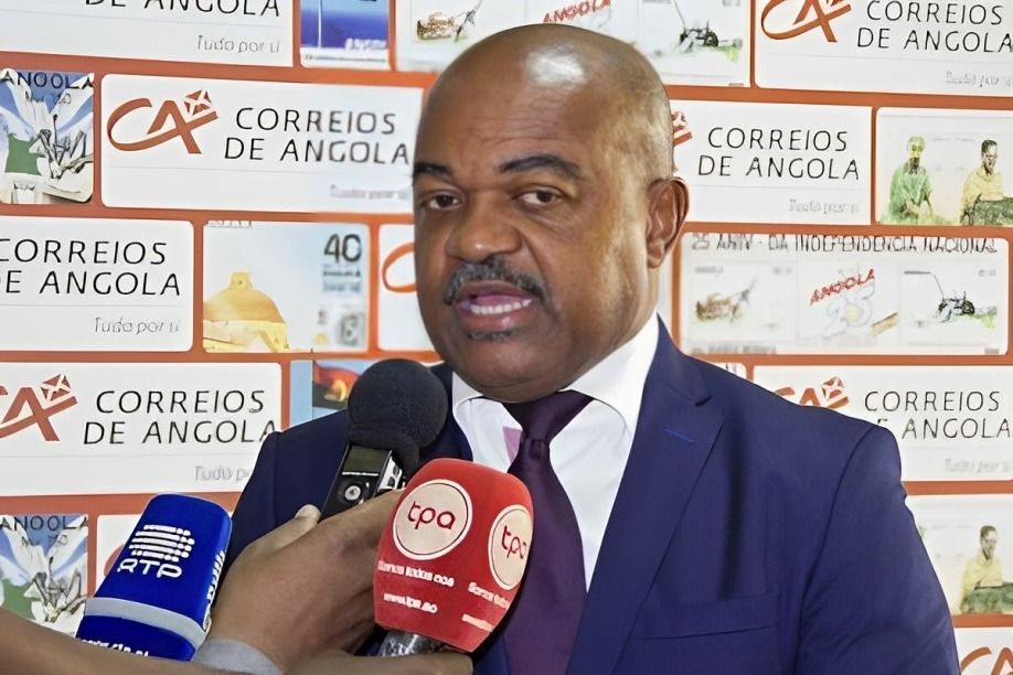Trabalhadores da Angola Telecom acusam ministro Mário Oliveira de saquear as Telecomunicações