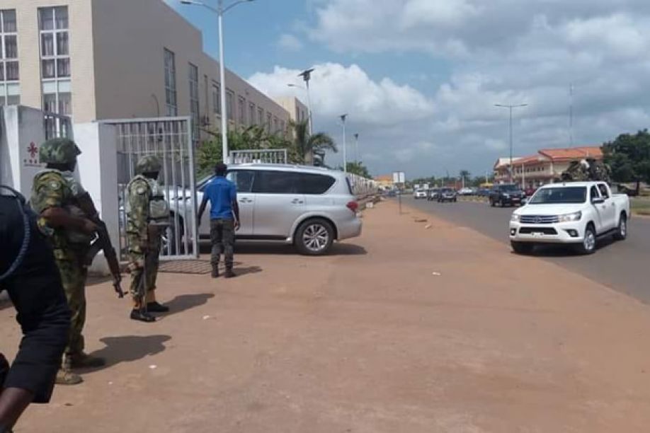 Golpe de Estado em curso: Palácio Presidencial em Bissau cercado por homens armados