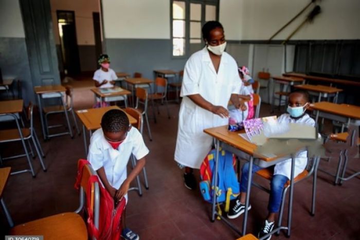 Alunos do ensino primário regressam às aulas presenciais em Angola, quase um ano depois