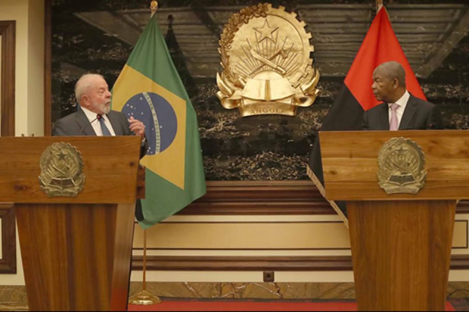 Análise da aula magna de Lula da Silva para o presidente angolano: oratória, complexo racial e empatia&quot;