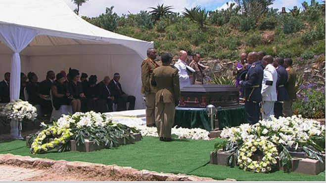 Corpo de Nelson Mandela é enterrado na África do Sul